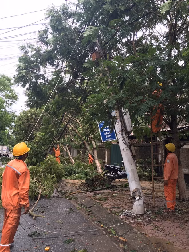 Các công ty điện lực khu vực bị ảnh hưởng đang nỗ lực khắc phục sự cố