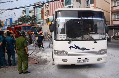 Hiện trường vụ cháy xe đưa rước học sinh.