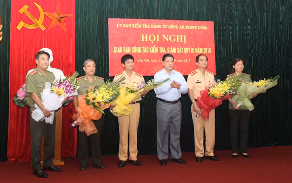 Phó Chủ nhiệm Thường trực UBKT Trung ương Mai Thế Dương trao tặng Kỷ niệm chương “Vì sự nghiệp kiểm tra của Đảng” cho các đồng chí có thành tích xuất sắc.