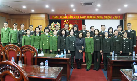 Thiếu tướng Nguyễn Quang Chữ và các đại biểu tham dự hội nghị.