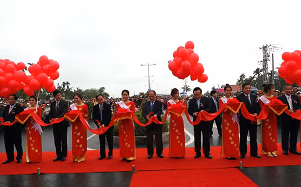 Chủ tịch Quốc hội Nguyễn Sinh Hùng cùng tham dự cắt băng khánh thành dự án cầu Cửa Đại.
