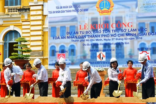 Các đại biểu thực hiện nghi lễ khởi công.