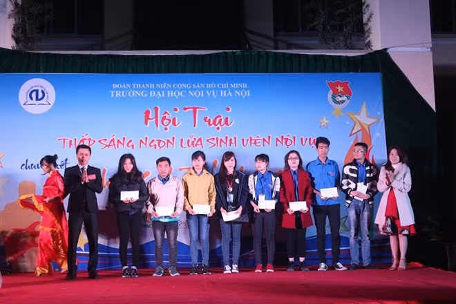 Chương trình trao những phần quà tặng các sinh viên nghèo hiếu học.