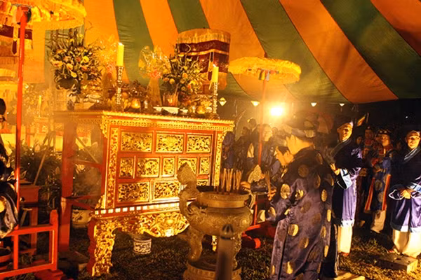 Dâng hương sau Lễ tế.