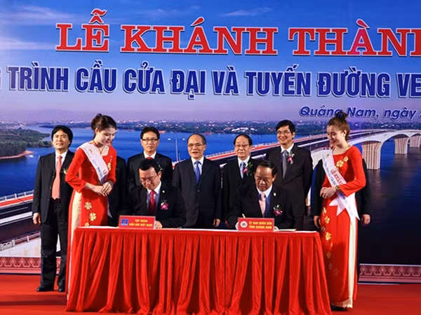 Chủ tịch Quốc hội Nguyễn Sinh Hùng cũng chứng kiến lễ ký kết ghi nhớ hợp tác toàn diện giữa UBND tỉnh Quảng Nam với tập đoàn Dầu khí quốc gia Việt Nam.