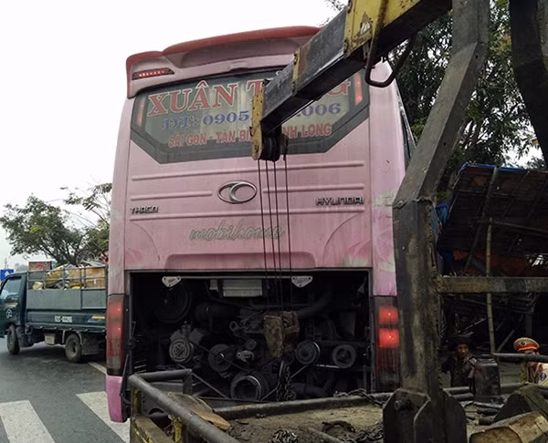 Cứu hộ xe khách sau khi đâm vào quán nước ven đường.