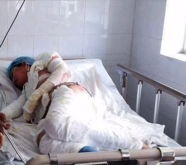 Mẹ qua đời, cha đối mặt với án tù, số phận hai trẻ mồ côi rồi sẽ ra sao ?