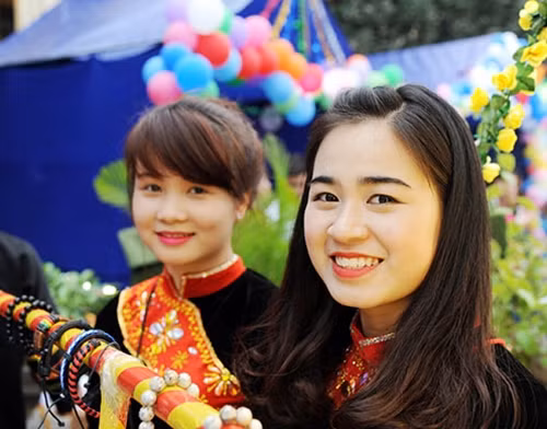Duyên dáng khi khoác lên mình trang phục Đoàn, những bộ trang phục vùng miền.