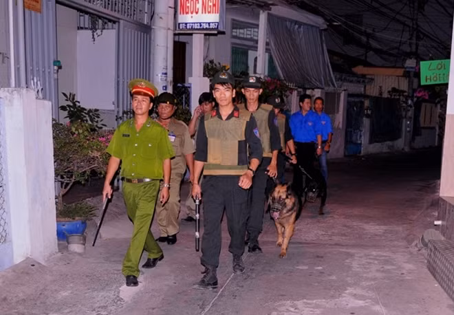 “Thấy lực lượng tuần tra dẫn theo chó nghiệp vụ, người dân bình thường thì không sao, chứ mấy đứa phạm tội hay mua bán ma túy là sợ xanh mặt”, ông Nguyễn Văn Hai (ngụ phường Thới Bình, quận Ninh Kiều) cho biết.