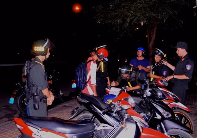 Lực lượng CSCĐ xử lý các hành vi vi phạm về trật tự giao thông trên đường 3/2 (phường Hưng Lợi, quận Ninh Kiều).