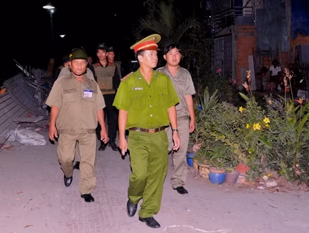 Thượng úy Bùi Thế Tuấn – Cảnh sát khu vực phường Thới Bình (quận Ninh Kiều) phối hợp tham gia cùng lực lượng CSCĐ: “Trên nhiều tuyến đường, con hẻm, khu phố, người dân còn khá lơ là với việc bảo vệ tài sản nên lực lượng tuần tra phải nhắc nhở. Các trường hợp có biểu hiện nghi vấn, lực lượng tiến hành kiểm tra, kịp thời ngăn chặn hành vi vi phạm pháp luật”.