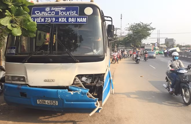 Hành khách trên xe buýt phải di chuyển qua phương tiện khác để tiếp tục hành trình
