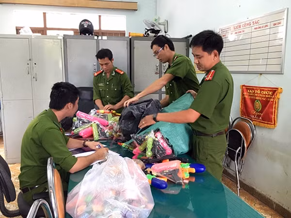 Đồ chơi nguy hiểm được thu giữ tại Công an huyện Krông Pắk.