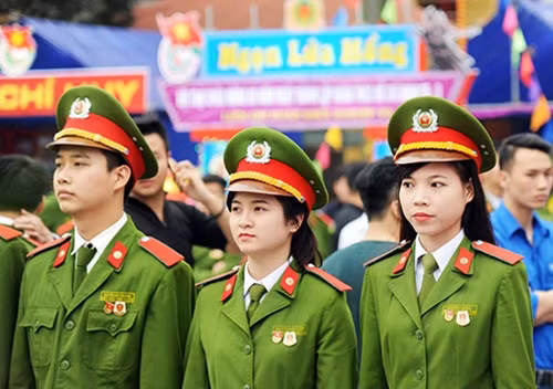 Xinh đẹp hơn trong màu áo lính khi thuyết trình về căn trại của lớp dựng.