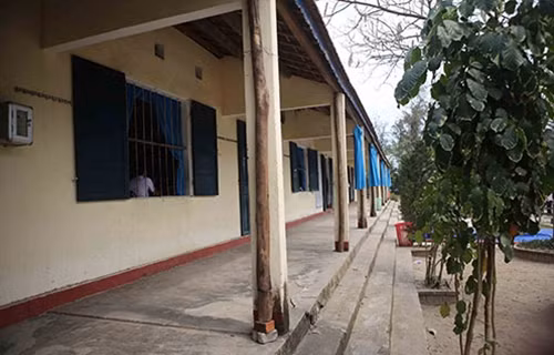 Để tránh bị sập đổ, Trường THCS thị trấn Lăng Cô phải dùng cột gỗ chống đỡ phần mái.