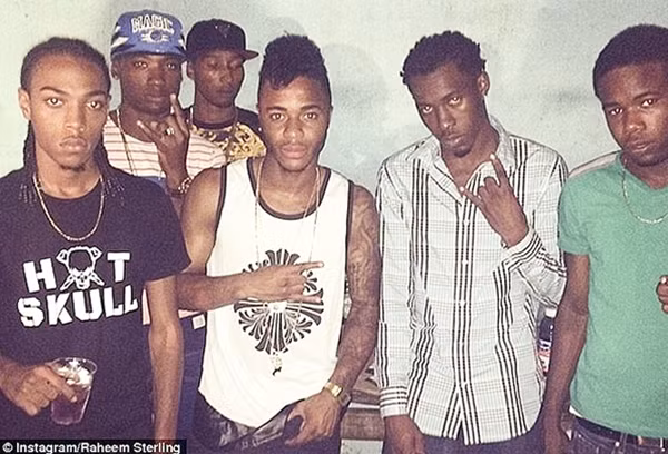 Raheem Sterling chụp ảnh cùng “băng đảng” tại Jamaica.