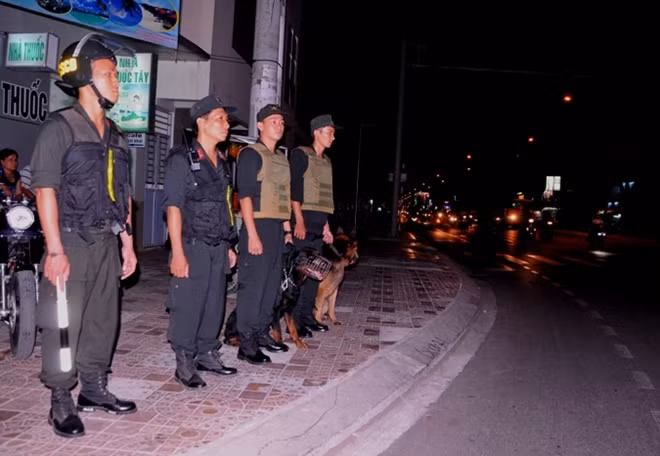 Lực lượng CSCĐ làm nhiệm vụ tại vòng xoay Nguyễn Văn Cừ - Mậu Thân – Võ Văn Kiệt.