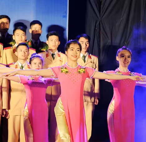 Và tài năng khi tham gia múa, hát trong chương trình giao lưu văn nghệ.