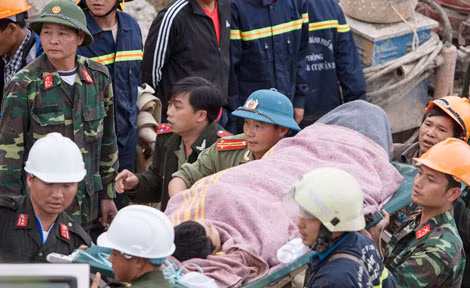 16h20’, những nạn nhân đầu tiên đã được các chiến sĩ của Lữ 293 giải cứu. Lực lượng của Lữ 25 hỗ trợ vòng ngoài sẽ đón các nạn nhân ngay tại cửa hầm, phối hợp với lực lượng của PC65 Công an Lâm Đồng, đưa lên các trạm cấp cứu dã chiến, sau đó đưa các nạn nhân lên xe cứu thương về Bệnh viện Lâm Đồng.