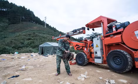 Trong khi tất cả mọi người đang đổ dồn sự quan tâm đến các nạn nhân, họ âm thầm thu dọn đồ đạc, kết thúc một “trận đánh” thành công, chuẩn bị trở về đơn vị.