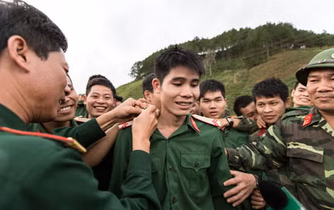 Binh nhất Hoàng Văn Thảo, quê Sông Hinh, Phú Yên, người đầu tiên phát hiện ra đường thông với nơi các nạn nhân bị mắc kẹt. Sau khi kịp thay bộ quần áo lấm lem đất, Thảo hạnh phúc trong vòng tay chúc mừng của đồng đội.