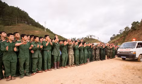 Niềm vui của cán bộ chiến sĩ Lữ 293 và Tiểu đoàn 93. Họ không quên xếp hàng chúc mừng những nạn nhân đã được sơ cứu, đang được vận chuyển và bệnh viện.