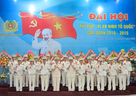 Thiếu tướng Trần Ngọc Khánh, Giám đốc Công an tỉnh Khánh Hòa trao Giấy khen cho các tập thể, cá nhân.
