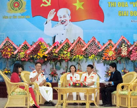 Giao lưu với các cá nhân điển hình tiên tiến.