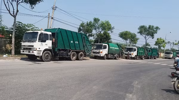 Hàng đoàn xe chở rác bị người dân Khánh Sơn tự ý chặn lại vì bức xúc với ô nhiễm. Hàng đoàn xe chở rác bị người dân Khánh Sơn tự ý chặn lại vì bức xúc với ô nhiễm.