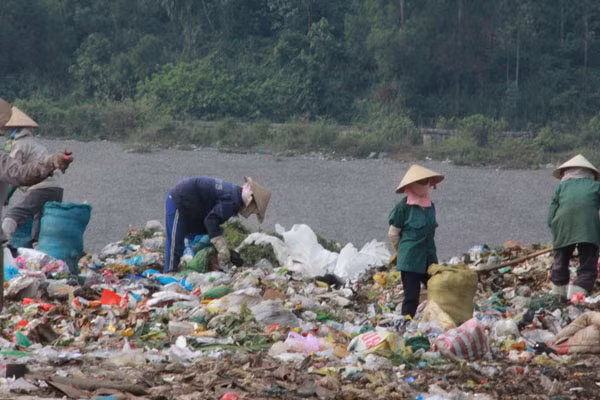 Vì cuộc sống mưu sinh, mỗi ngày vẫn có đến 150 đối tượng đào bới rác và thu mua phế phẩm tại bãi rác Khánh Sơn. Vì cuộc sống mưu sinh, mỗi ngày vẫn có đến 150 đối tượng đào bới rác và thu mua phế phẩm tại bãi rác Khánh Sơn.