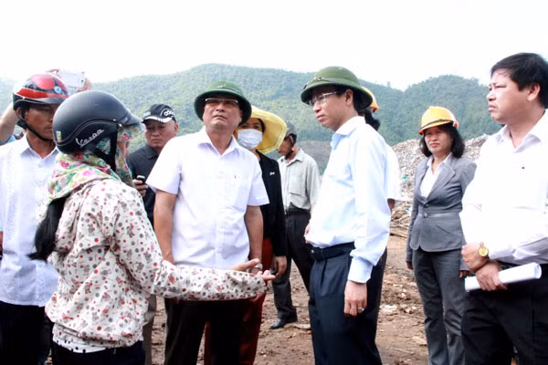 Tân Bí thư Thành ủy Nguyễn Xuân Anh đối thoại trực tiếp với người dân tại bãi rác Khánh Sơn vào sáng ngày 23/10. Tân Bí thư Thành ủy Nguyễn Xuân Anh đối thoại trực tiếp với người dân tại bãi rác Khánh Sơn vào sáng ngày 23/10.
