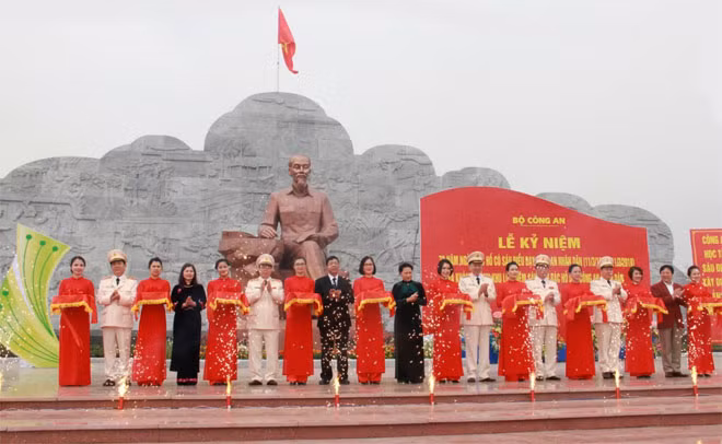 Chủ tịch Quốc hội Nguyễn Thị Kim Ngân; Thượng tướng Tô Lâm, Bộ trưởng Bộ Công an cùng các đại biểu cắt băng khánh thành Khu lưu niệm Sáu điều Bác Hồ dạy CAND.