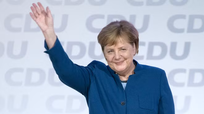 Bà Merkel vẫy tay chào từ biệt các thành viên CDU sau bài phát biểu trước vòng bỏ phiếu. Bà Merkel vẫy tay chào từ biệt các thành viên CDU sau bài phát biểu trước vòng bỏ phiếu.