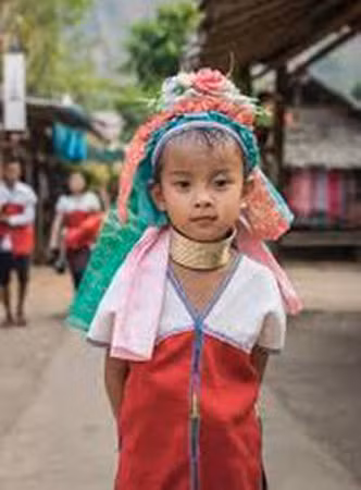 Bé gái Padaung buộc phải đeo vòng ngay từ nhỏ.