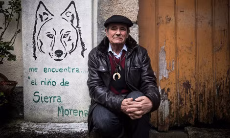 Ông Marcos Rodríguez Pantoja bên một hình vẽ chó sói.