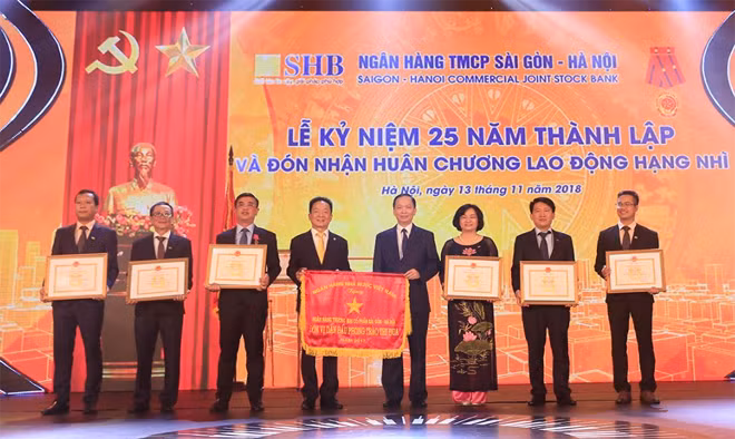 Phó Thống đốc NHNN Việt Nam Đào Minh Tú trao Cờ thi đua và Bằng khen của Thống đốc NHNN cho tập thể và các cá nhân của SHB vì đã có thành tích xuất sắc góp phần hoàn thành nhiệm vụ ngành ngân hàng. Phó Thống đốc NHNN Việt Nam Đào Minh Tú trao Cờ thi đua và Bằng khen của Thống đốc NHNN cho tập thể và các cá nhân của SHB vì đã có thành tích xuất sắc góp phần hoàn thành nhiệm vụ ngành ngân hàng.