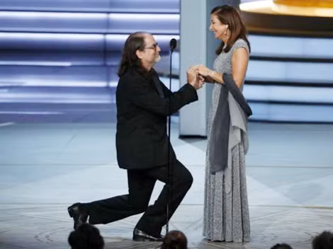 Glenn Weiss quỳ xuống cầu hôn bạn gái. Glenn Weiss quỳ xuống cầu hôn bạn gái.