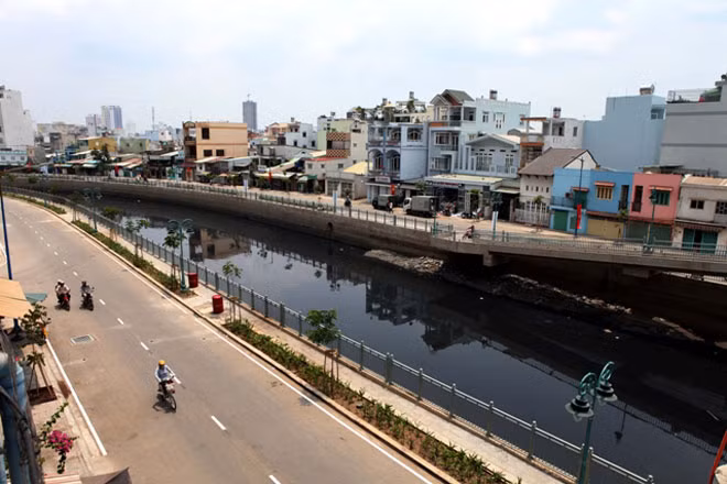 Một đoạn kênh Tân Hoá - Lò Gốm trong dự án cải tạo kênh.