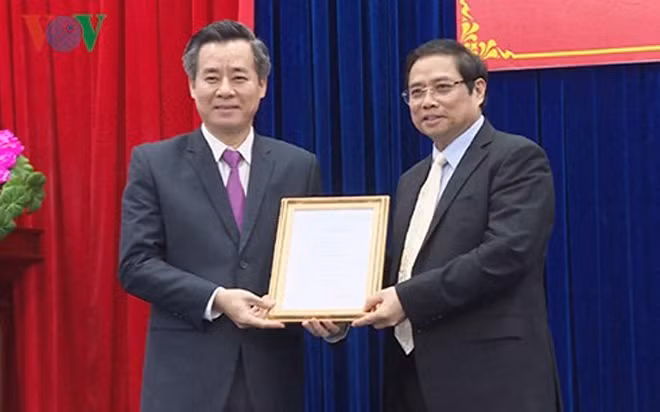 Ông Phạm Minh Chính - Trưởng ban Tổ chức T.Ư trao quyết định phân công của Bộ Chính trị cho ông Nguyễn Quang Dương - Bí thư Đảng ủy Khối các cơ quan trung ương - giữ chức vụ Bí thư Tỉnh ủy Bạc Liêu nhiệm kỳ 2015-2020. Ông Nguyễn Quang Dương quê tại Hoài Đức, TP Hà Nội.