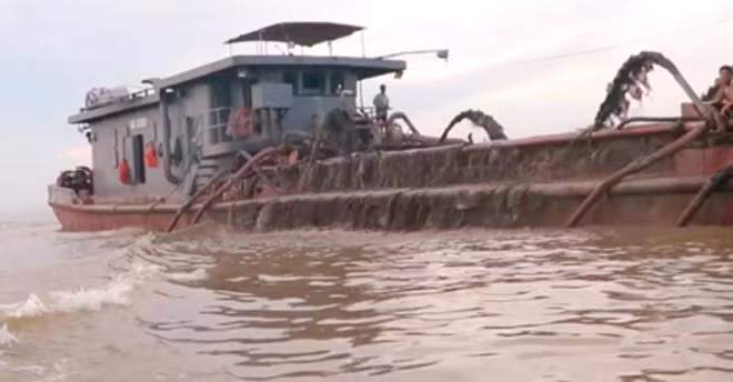 Tàu khai thác cát trái phép trên cửa sông Văn Úc. Tàu khai thác cát trái phép trên cửa sông Văn Úc.