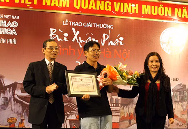 Nhà báo Nguyễn Ngọc Tiến nhận giải Tác phẩm – Vì tình yêu Hà Nội, Giải thưởng Bùi Xuân Phái tháng 8-2012. Nhà báo Nguyễn Ngọc Tiến nhận giải Tác phẩm – Vì tình yêu Hà Nội, Giải thưởng Bùi Xuân Phái tháng 8-2012.