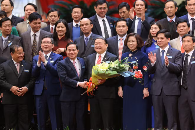 Đồng chí Điểu K’Ré, Phó trưởng Ban Thường trực Ban Dân vận Trung ương tặng hoa chúc mừng đồng chí Thào Xuân Sùng tái đắc cử Chủ tịch Hội Nông dân Việt Nam khóa VII. Đồng chí Điểu K’Ré, Phó trưởng Ban Thường trực Ban Dân vận Trung ương tặng hoa chúc mừng đồng chí Thào Xuân Sùng tái đắc cử Chủ tịch Hội Nông dân Việt Nam khóa VII.
