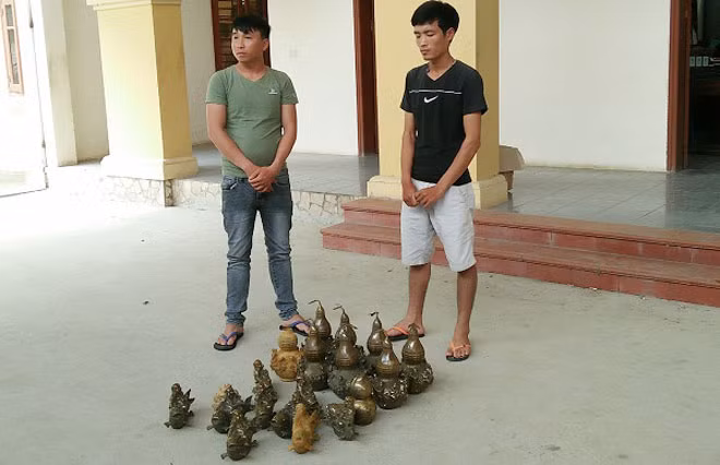 Nguyễn Văn Bắc và Nguyễn Văn Triều cùng tang vật bị thu giữ tại Công an huyện Ba Bể.