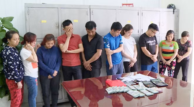 Các đối tượng và tang vật trong vụ đánh bạc.