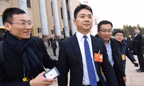 Tỷ phú Richard Liu được trả tự do sau khi bị bắt một ngày. Tỷ phú Richard Liu được trả tự do sau khi bị bắt một ngày.