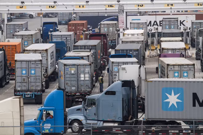 Hàng chục container hàng hóa đang xếp hàng chờ di chuyển ở California, Mỹ. Ảnh: Xinhua.