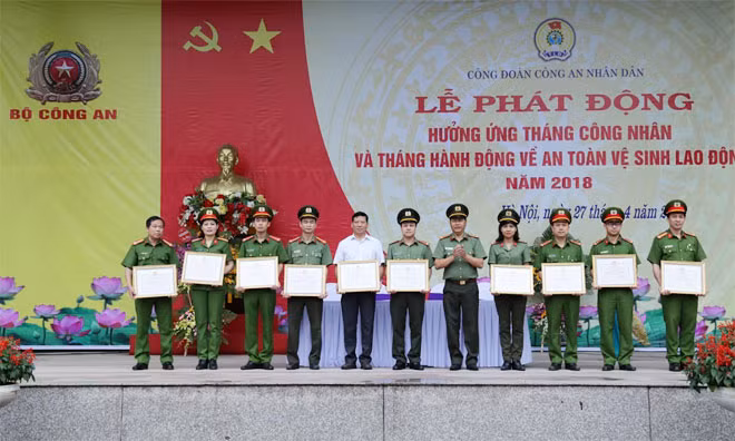 Tặng Bằng khen cho các tập thể và cá nhân tiêu biểu.