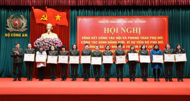 Các tập thể, cá nhân được khen thưởng tại Hội nghị.