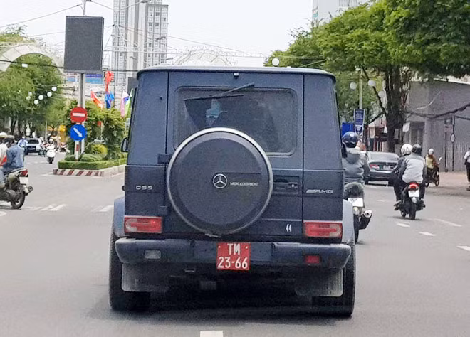 “Xế khủng” nghi mang biển số Quân đội giả, lưu thông trên đường phố Cần Thơ, trưa 7-8. “Xế khủng” nghi mang biển số Quân đội giả, lưu thông trên đường phố Cần Thơ, trưa 7-8.