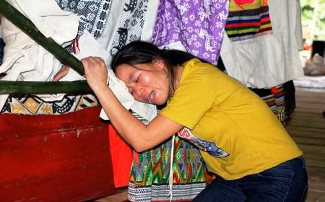 Nỗi đau người mẹ trong đám tang con gái.